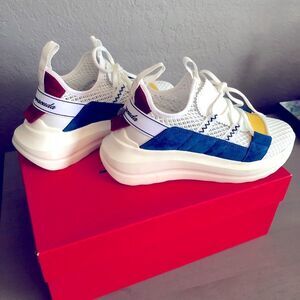 Barracuda Sneaker. Size 6​​